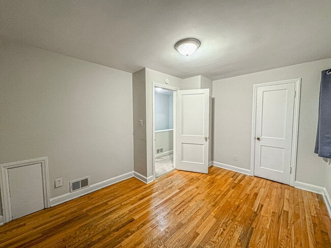 Building Photo - Beautiful 3 Bed 1 Bath End Row Brick Townhouse With Fenced In Yard In River Terrace