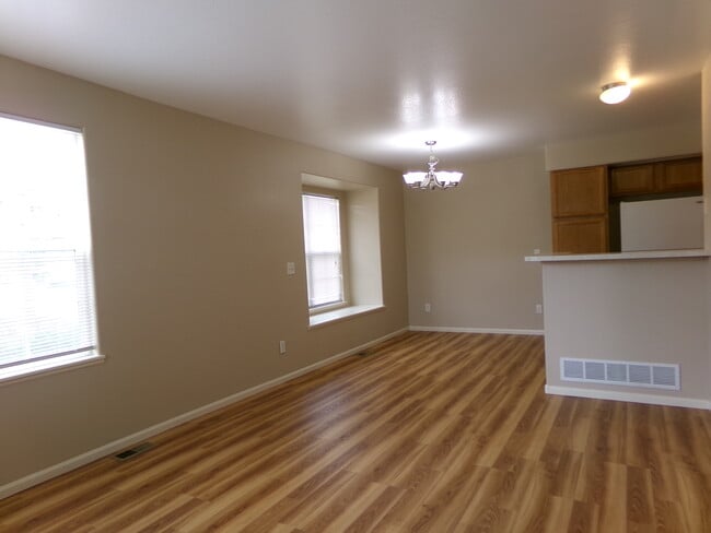 Building Photo - 844 Apex Dr