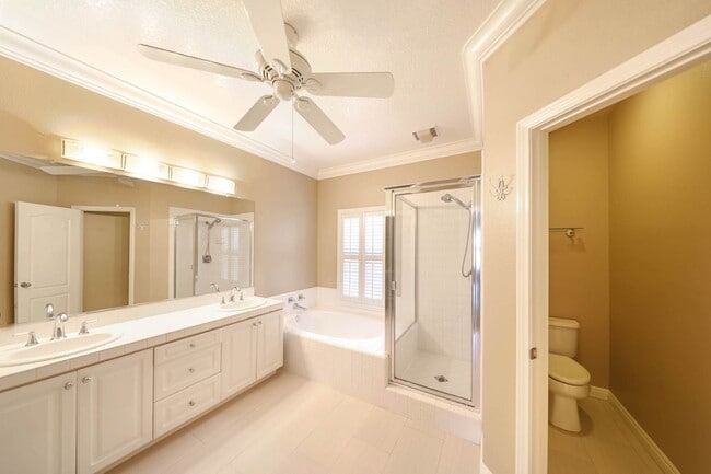 Building Photo - Gorgeous interior tract townhouse in the desirable gated Summit community