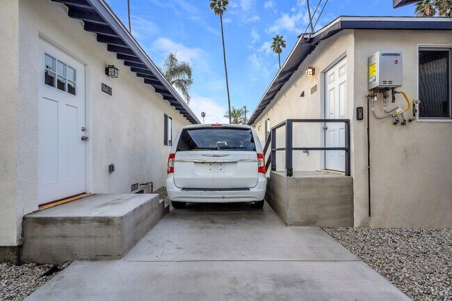 Building Photo - 5842-5840 Denver Ave