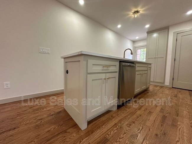 Building Photo - 911 NE 16th St