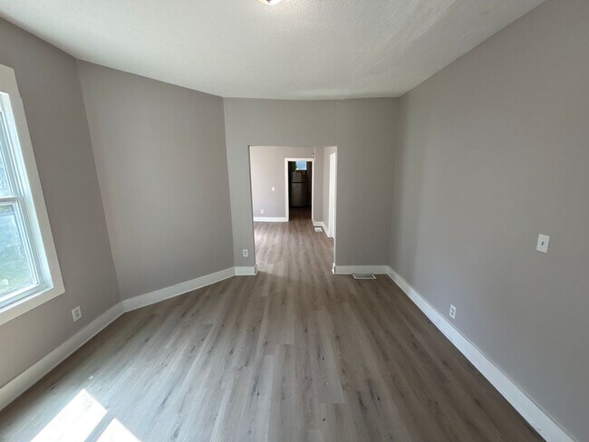 Building Photo - 2315 N Sheridan Ave