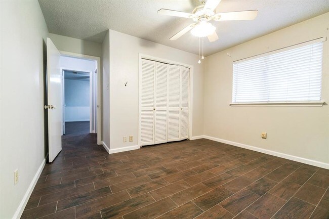 Building Photo - 10746 Lakewood Oaks Dr