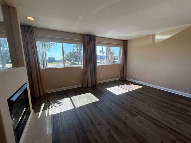 Building Photo - Amazing 3 story free standing contemporary house with terrific ocean views in Playa Del Rey