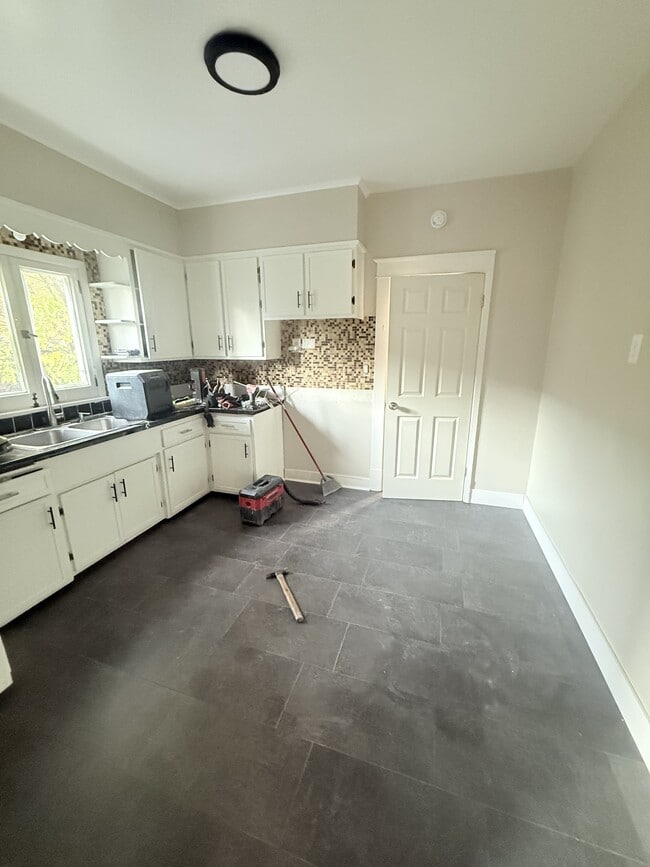 Building Photo - 2216 Weston Ave