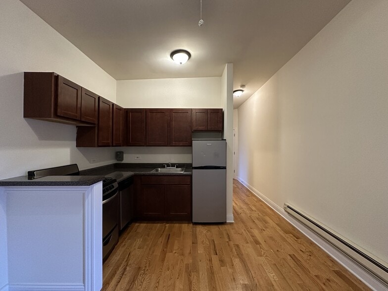 Building Photo - 824 W Cornelia Ave