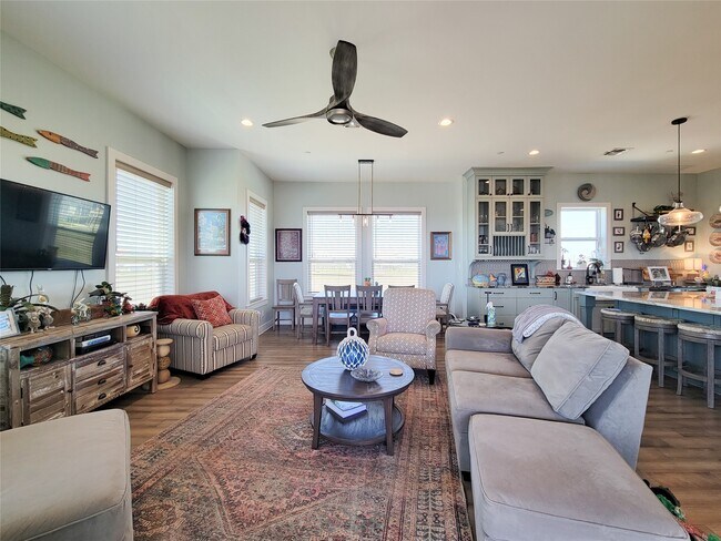 Building Photo - 1001 Bamar Ln