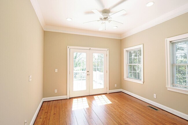 Building Photo - Charming Move-in Ready Downtown Home With Updates