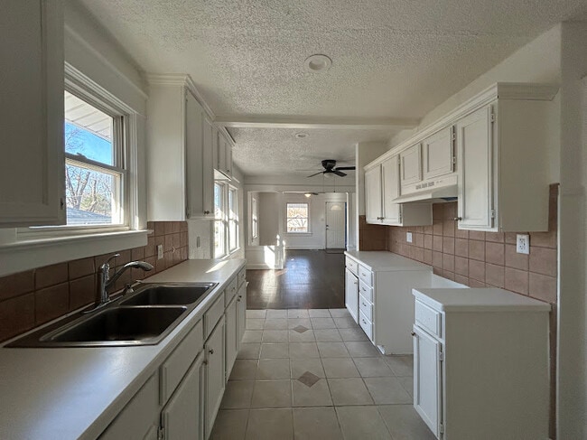 Building Photo - 203 S Hardy Ave