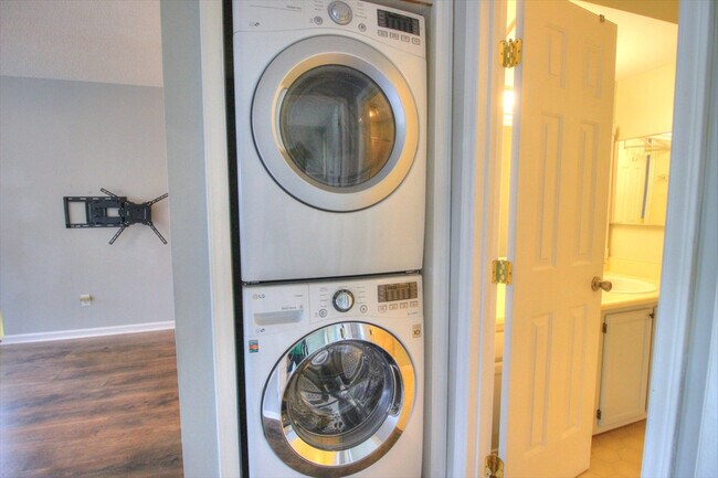Building Photo - Nice 1 bedroom 2nd floor condo in SW Durham!