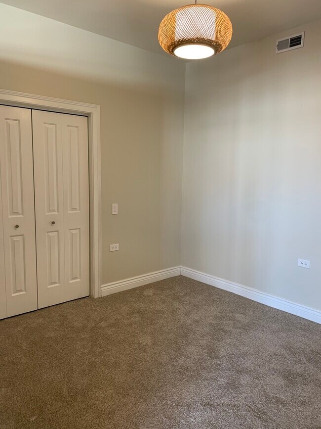 Building Photo - 3300 W Irving Park Rd