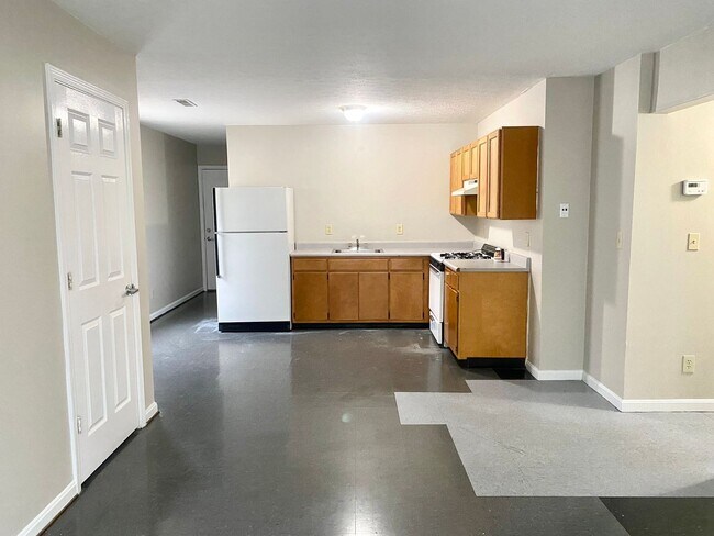 Building Photo - Updated second floor 2 bedroom apartment in West Louisville- Section 8 accepted *$200 Amazon Gift...