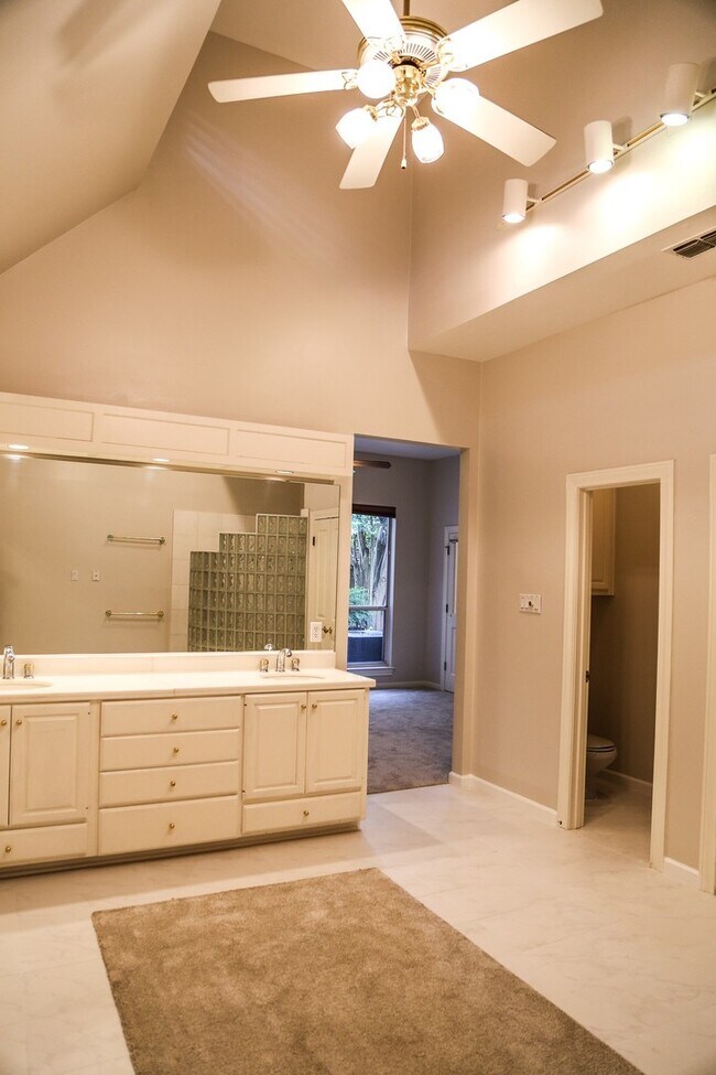 Building Photo - LINCOLN HEIGHTS 3-BEDROOM