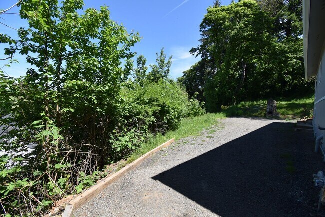 Building Photo - 157 Holloway Heights