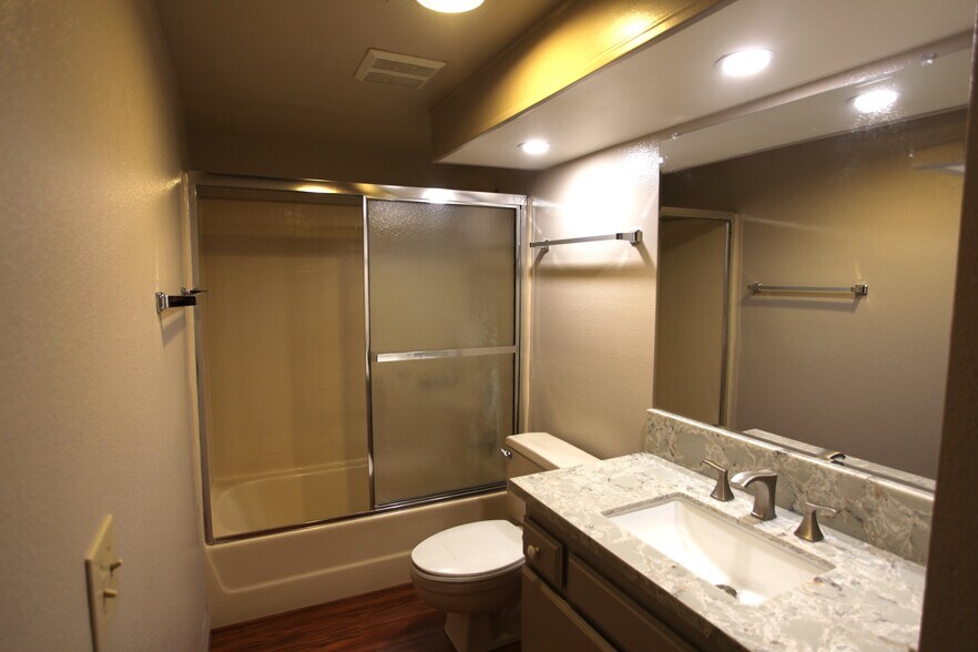 Mast Bath - 2001 Lakeridge Cir