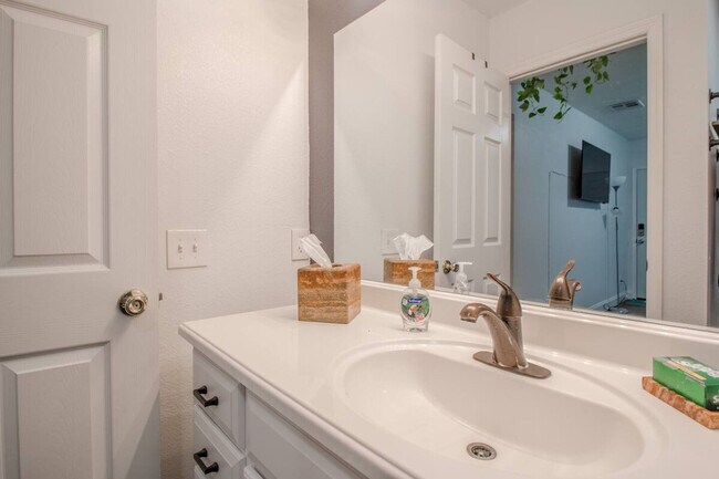 Building Photo - 2014 Newman St