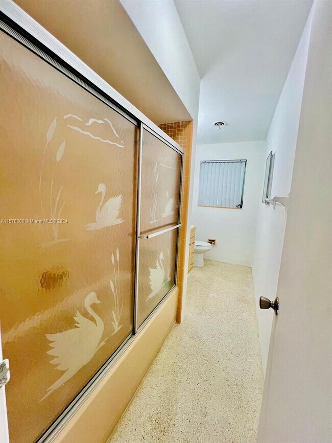 Building Photo - 18320 NE 7th Ct