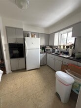 Building Photo - 144 Roslyn Rd