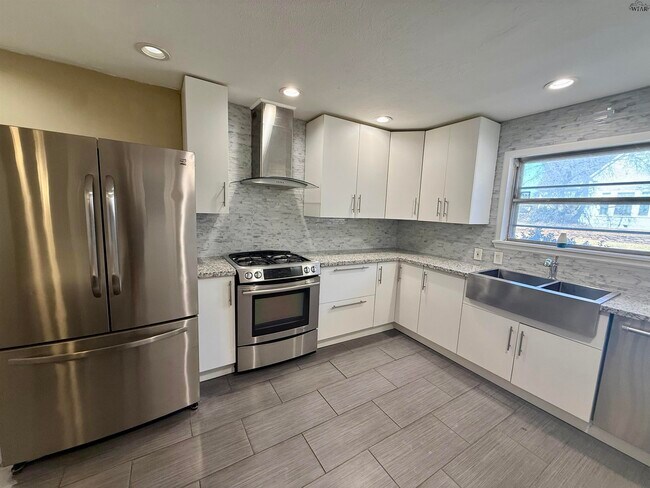 Building Photo - 2101 Jones St