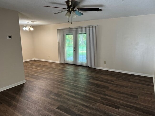 Building Photo - 715 Lee Dr