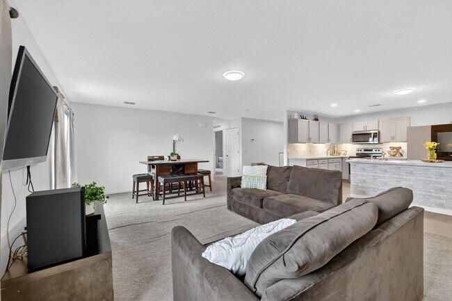 Building Photo - 644 SW Hoffenberg Ave