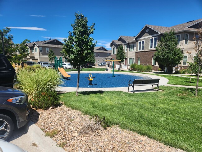 Building Photo - Townhome with great access to shopping, restauraunts and more!