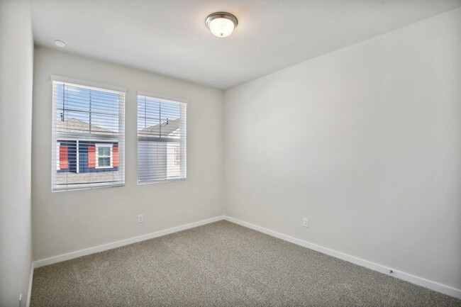 Building Photo - 586 Avisa Dr