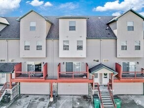 Building Photo - 204 NE Chalet Ln