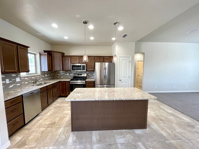 Building Photo - Beautiful 3 Bedroom Home in Southern Vistas w/ Solar!