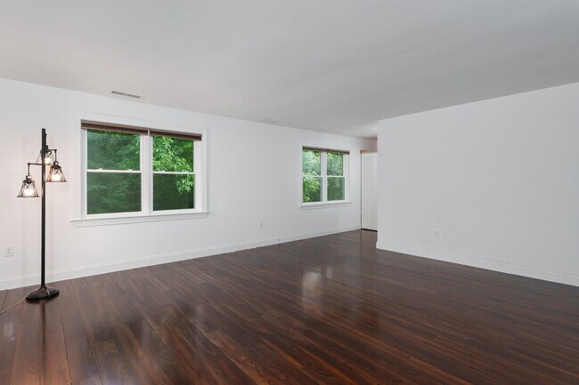 Building Photo - 211 Ross Stevenson Cir
