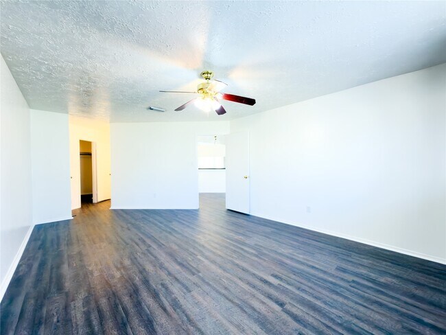 Building Photo - 13610 Piney Oaks Dr