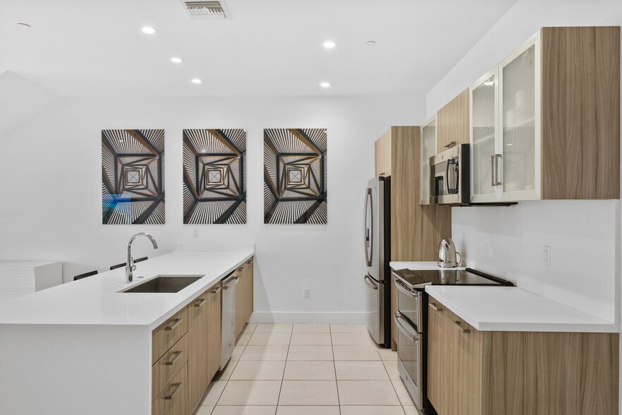 Building Photo - 1034 NE 18th Ave