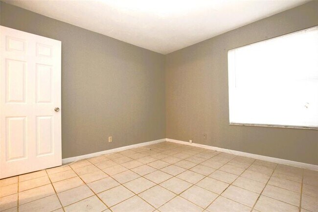 Building Photo - 217 Lake Pointe Dr