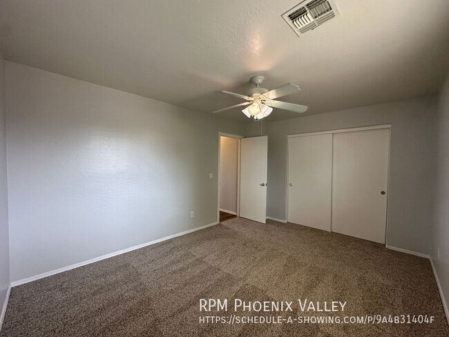 Building Photo - 13921 W Port Royale Ln