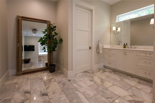 Building Photo - 2402 W Parkland Blvd