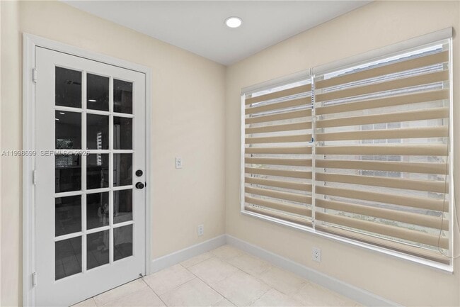 Building Photo - 9081 Lake Park Cir N