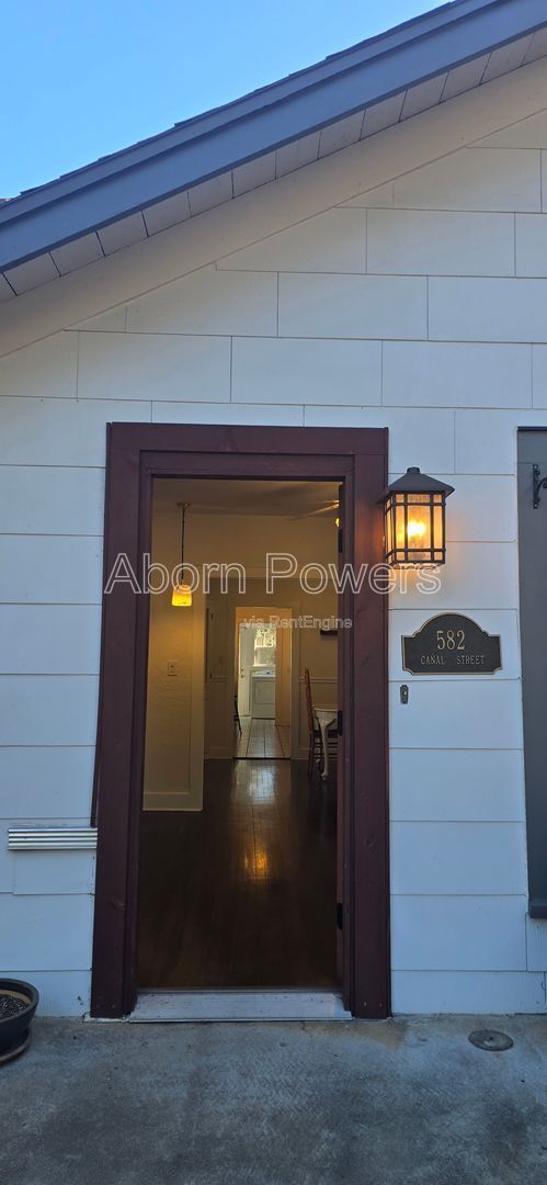 Building Photo - 582 Canal St