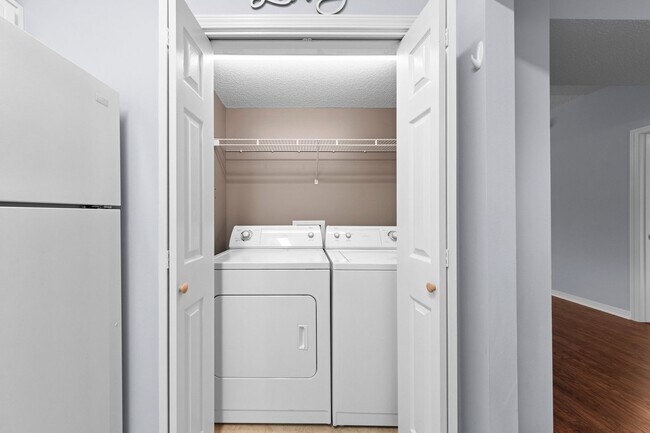 Building Photo - Great 1 Bedroom Unit at the Oaks!