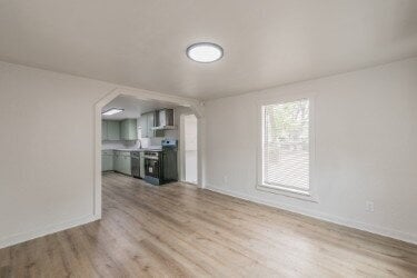 Building Photo - "Charming 2-Bedroom Retreat with Huge Yard...