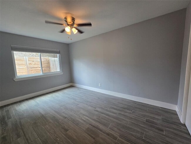 Building Photo - 2504 Manor Cir