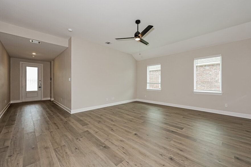 Building Photo - 312 Live Oak Ln