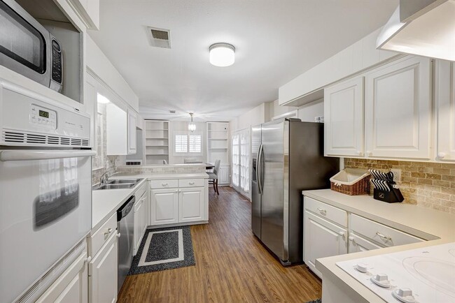 Building Photo - 6015 Valley Forge Dr