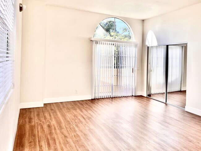 #1 - 2456 Arizona Ave