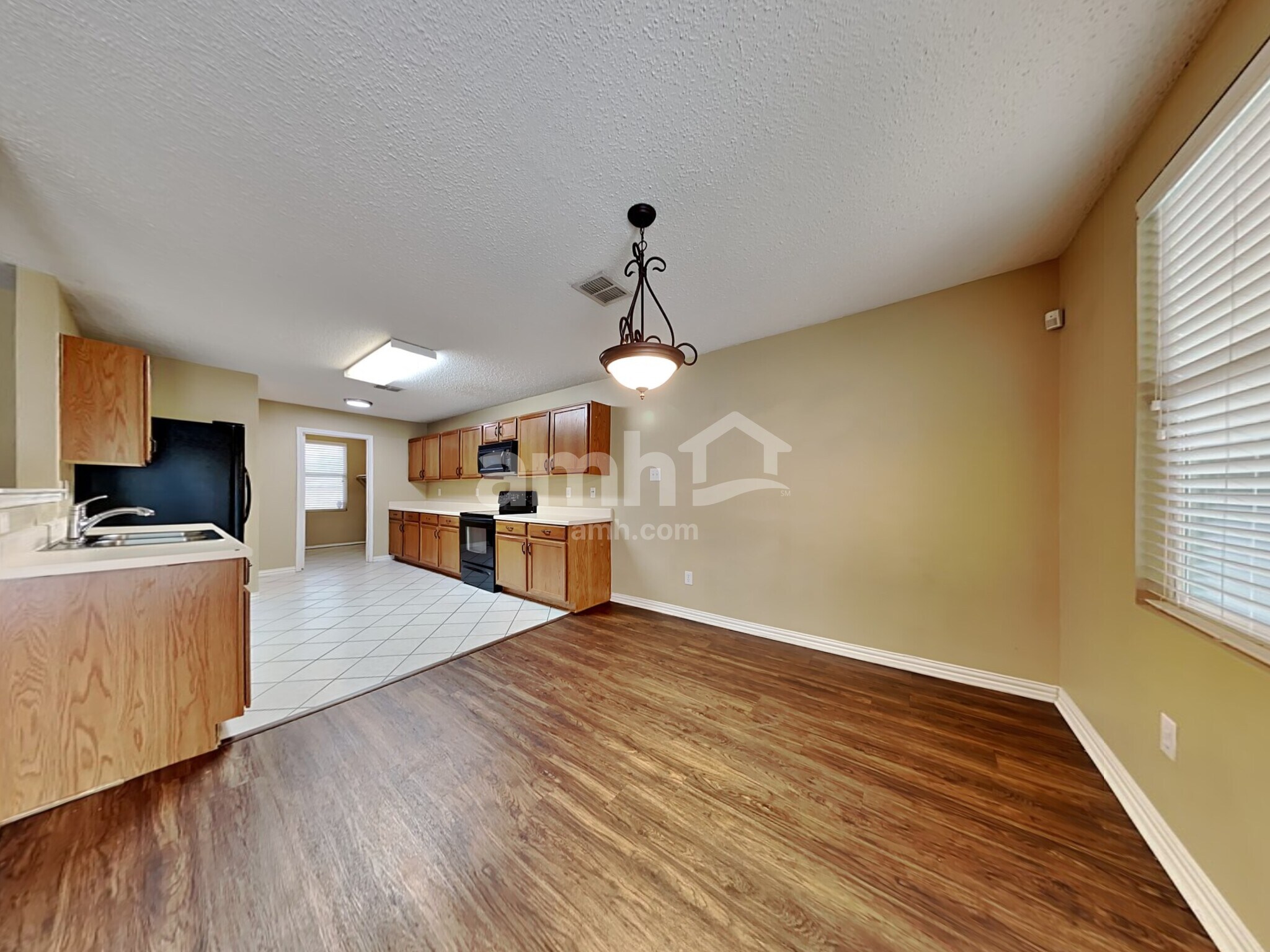 Building Photo - 1404 Sunflower Court