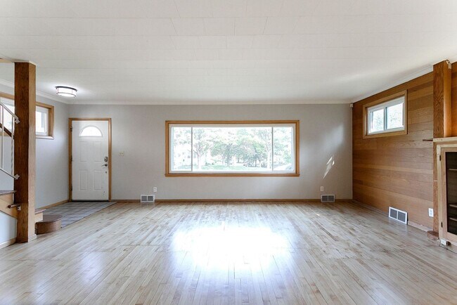 Building Photo - Updated 5 bedroom 2 bath single family house