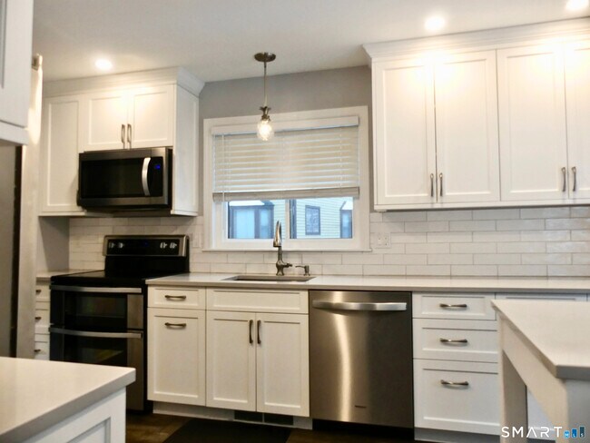 Building Photo - 8 Oakwood Ave