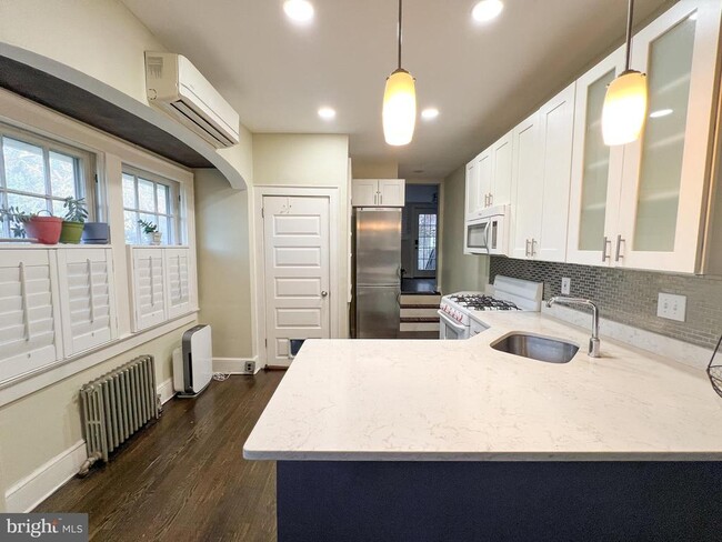 Building Photo - 7133 Sycamore Ave