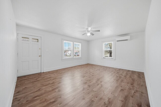 Building Photo - Charming 2BR Ranch with Spacious Yard & Ample Parking