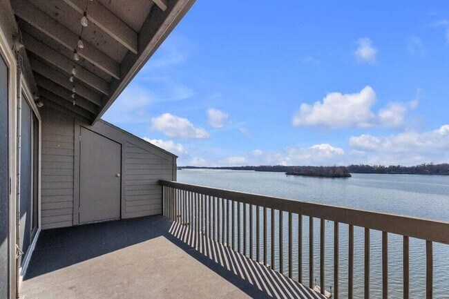 Building Photo - 820 Cliffs Dr