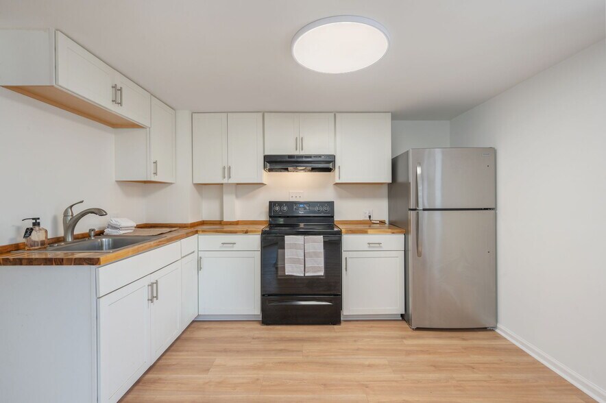Building Photo - 1002 High Grove Ct